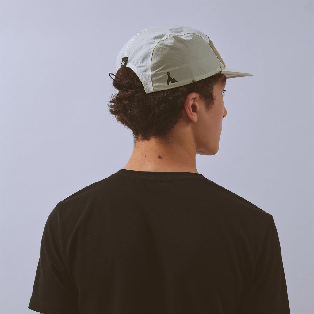 Pacer Cap - Dust Grey / Taupe — VÅGA running cap — worn, additional angle