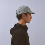 Transit Lite Cap - Aluminium Grey — VÅGA running cap — worn, side profile