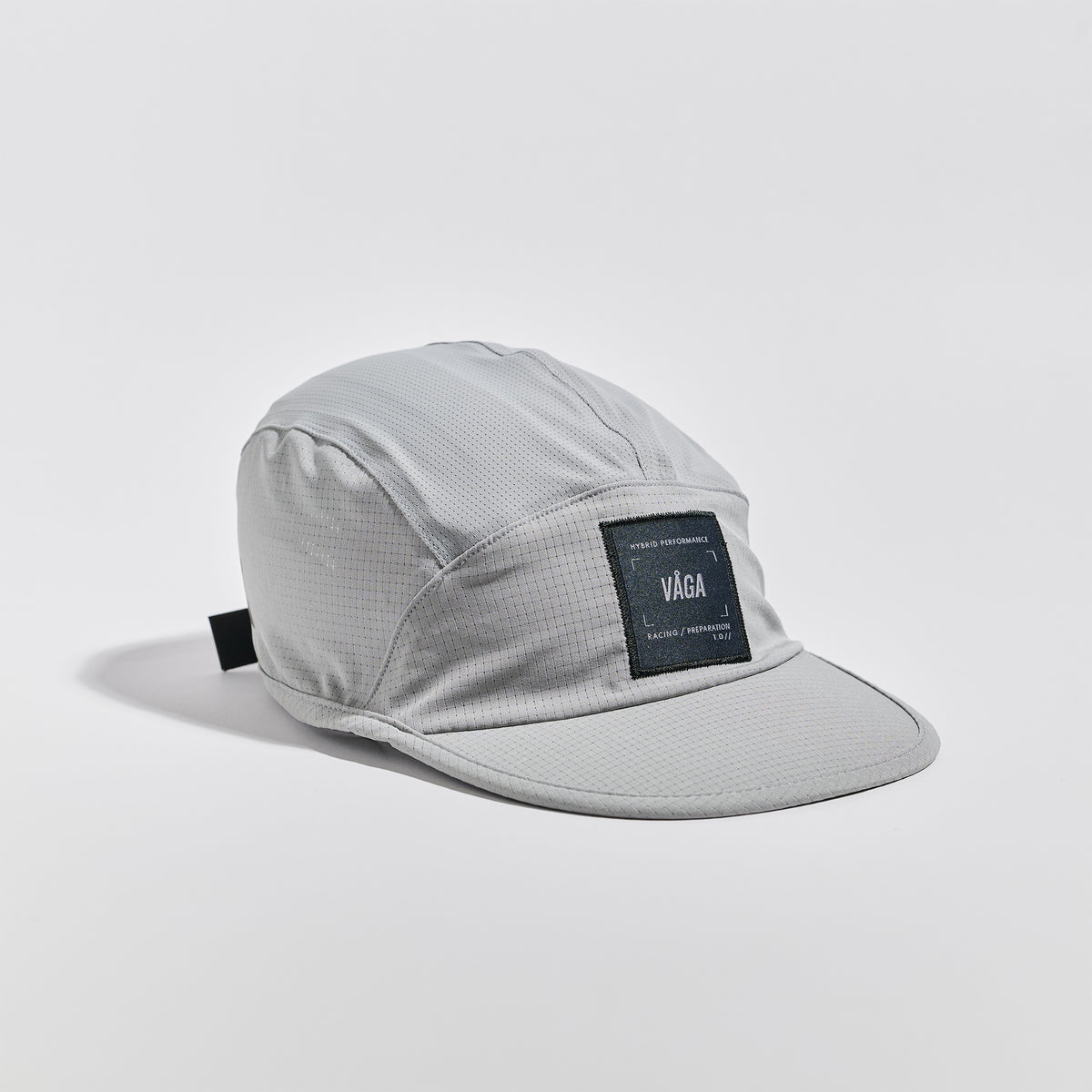 Transit Lite Cap - Aluminium Grey — VÅGA running cap — angled view
