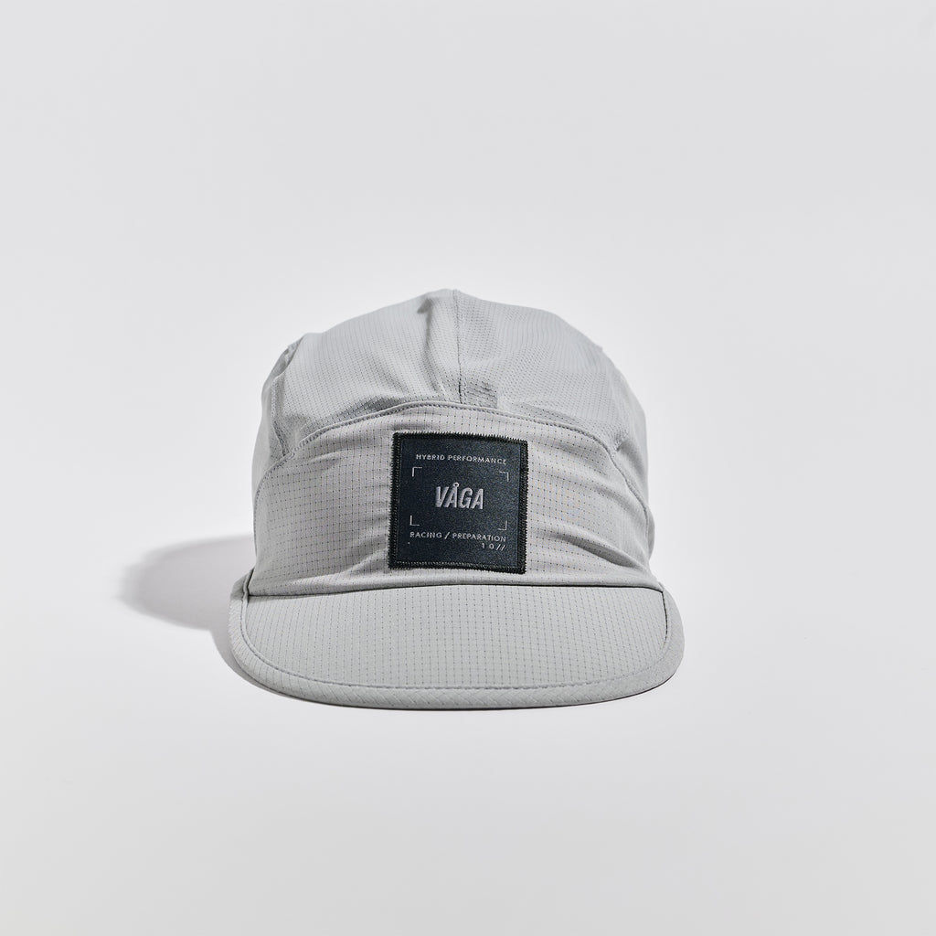Transit Lite Cap - Aluminium Grey — VÅGA running cap — front view