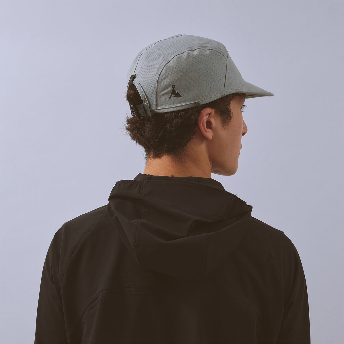 Transit Lite Cap - Aluminium Grey — VÅGA running cap — worn, back view