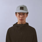 Transit Lite Cap - Aluminium Grey — VÅGA running cap — worn, front view