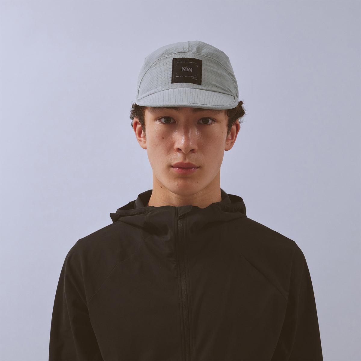 Transit Lite Cap - Aluminium Grey — VÅGA running cap — worn, front view