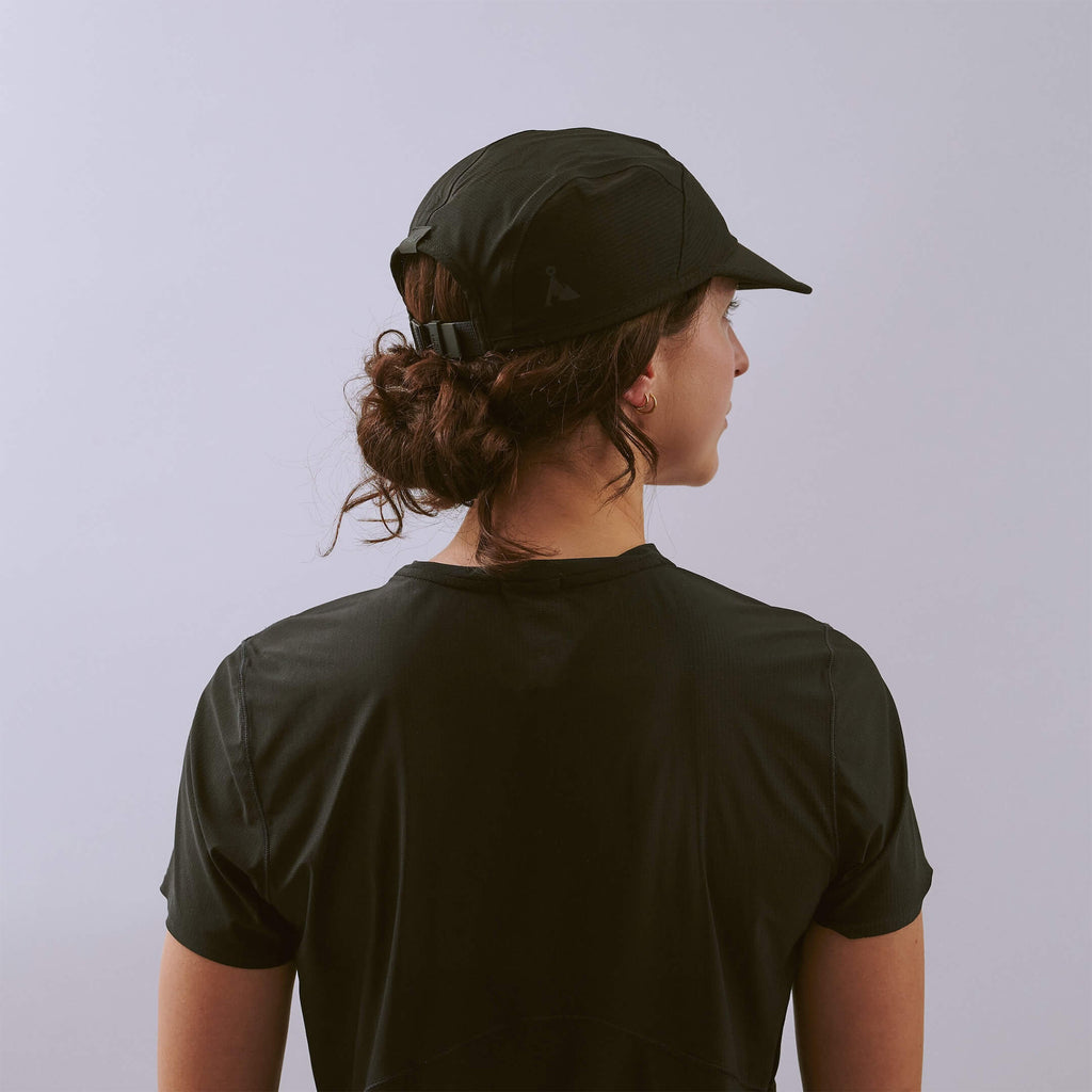 Transit Lite Cap - Black — VÅGA running cap — worn, back view