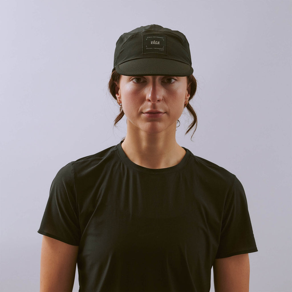 Transit Lite Cap - Black — VÅGA running cap — worn, front view