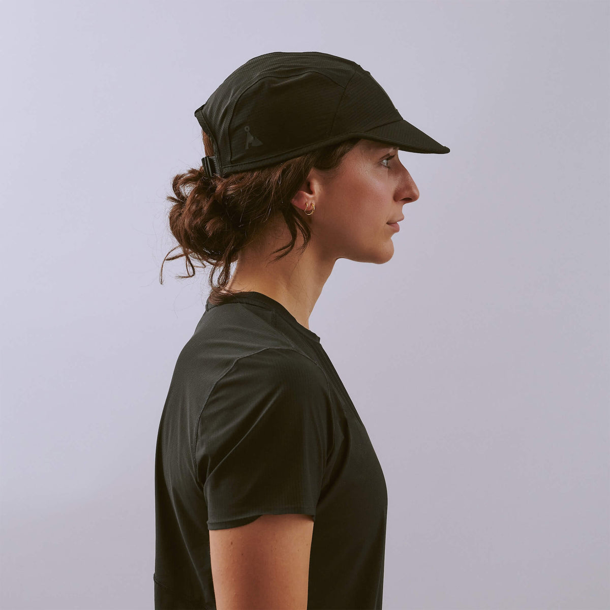 Transit Lite Cap - Black — VÅGA running cap — worn, side profile