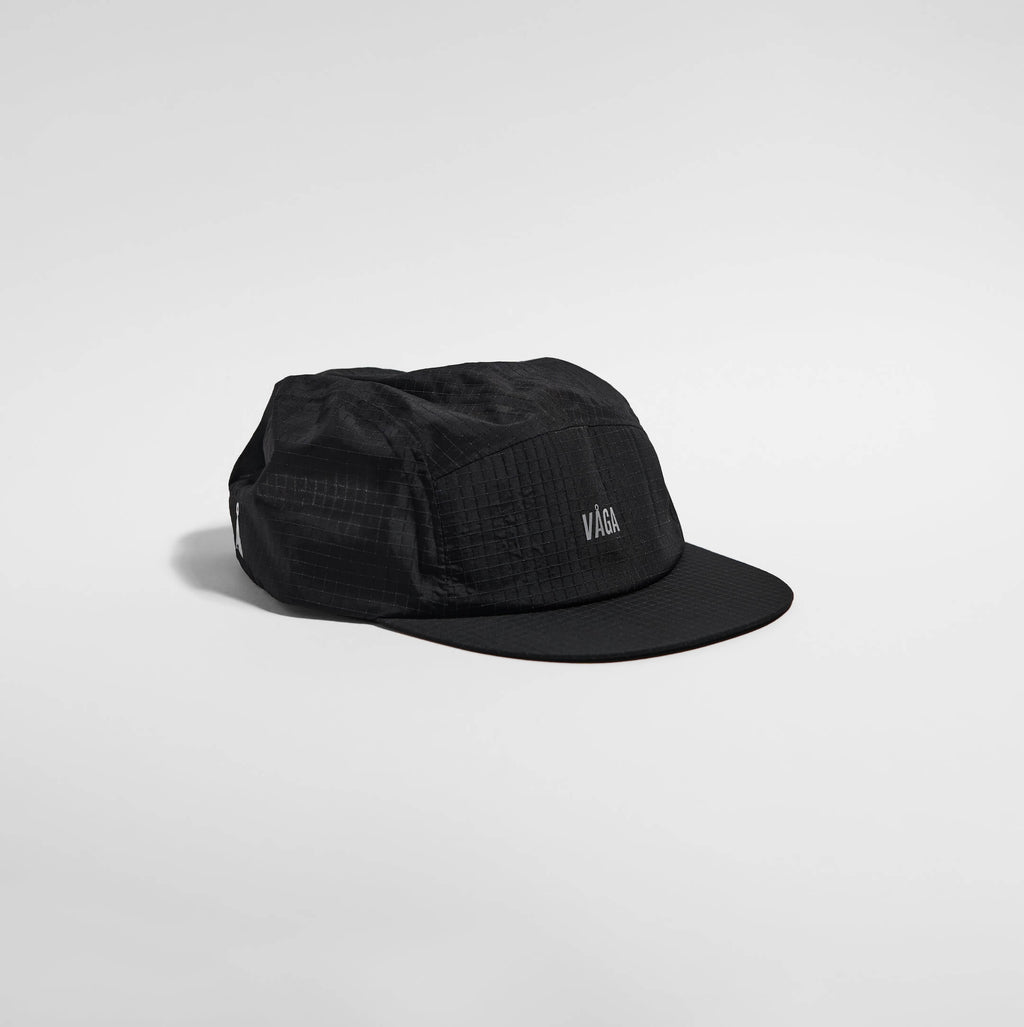 Night Club Cap 2.0 - Black — VÅGA running cap — angled view