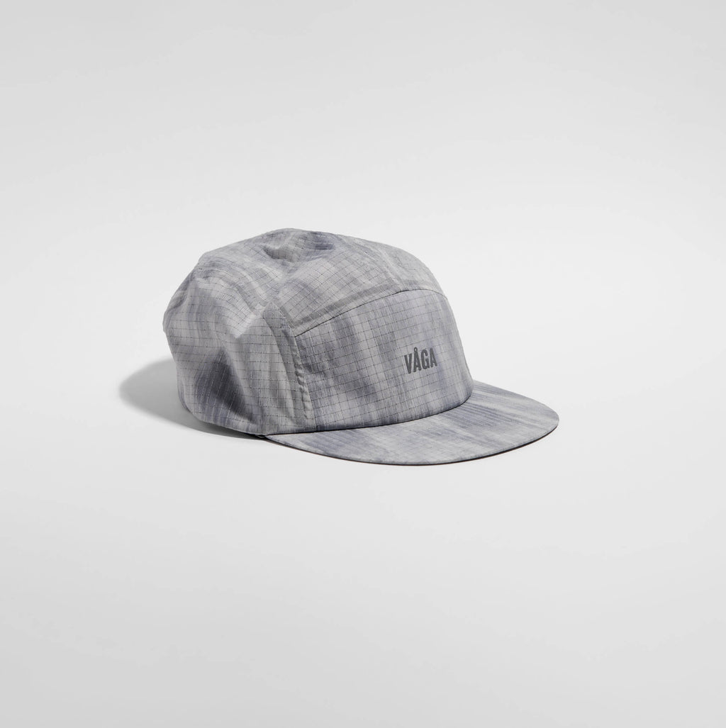 Night Club Cap 2.0 - Light Grey / Silver — VÅGA running cap — angled view