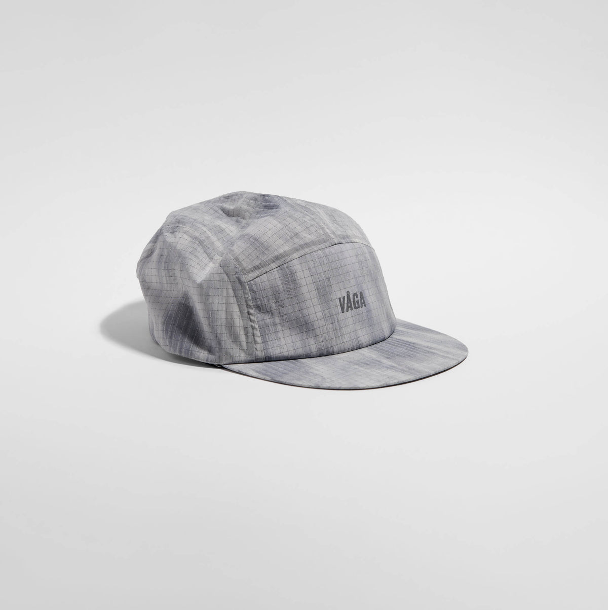 Night Club Cap 2.0 - Light Grey / Silver — VÅGA running cap — angled view