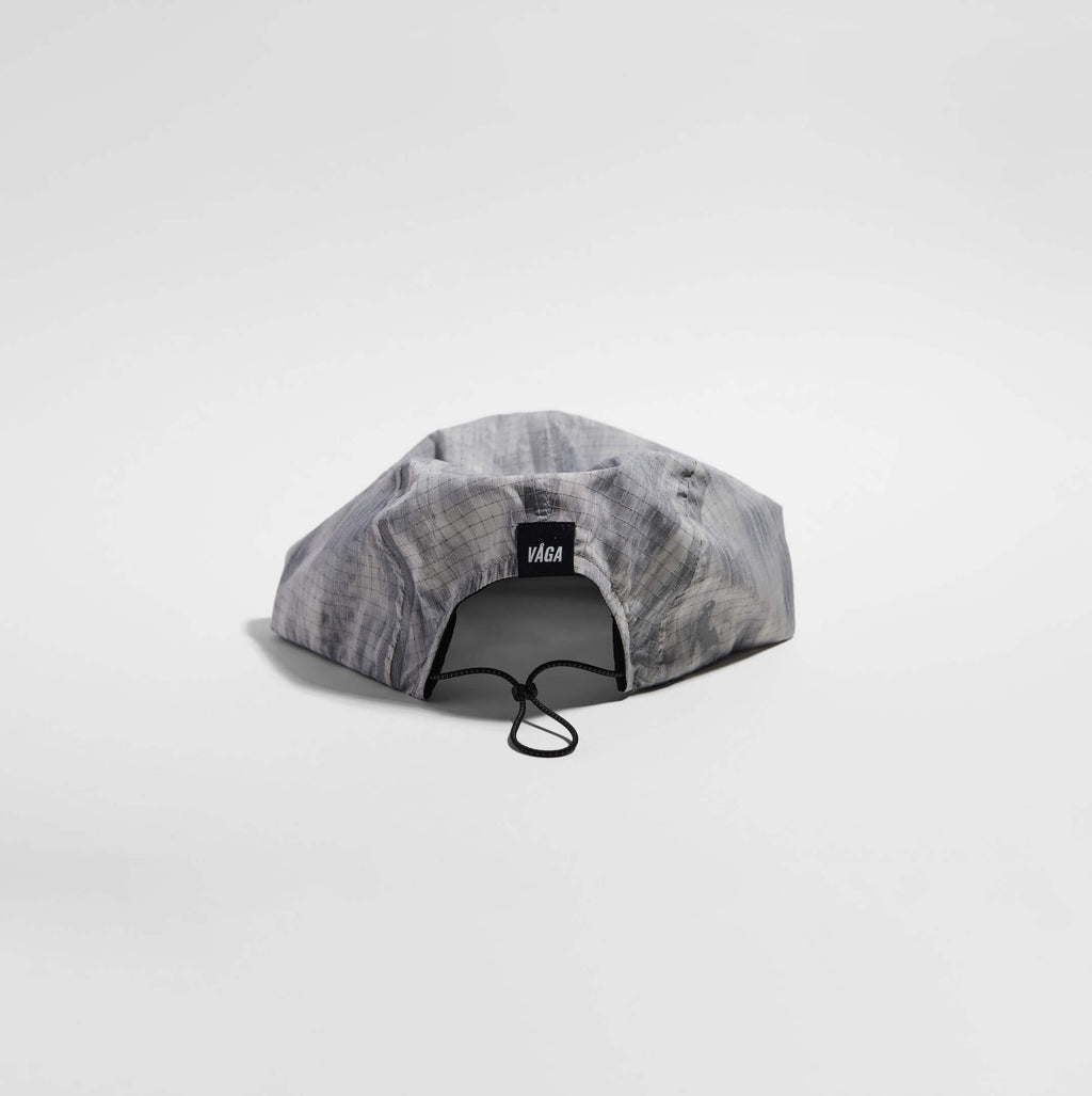 Night Club Cap 2.0 - Light Grey / Silver — VÅGA running cap — back view