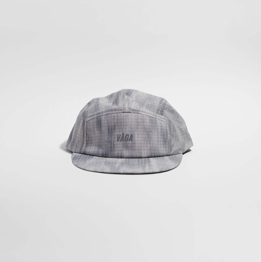 Night Club Cap 2.0 - Light Grey / Silver — VÅGA running cap — front view