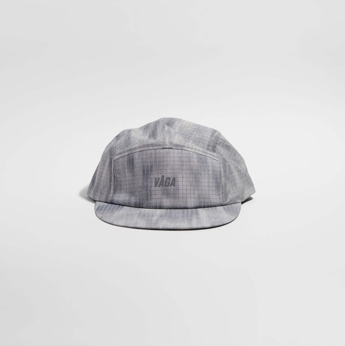 Night Club Cap 2.0 - Light Grey / Silver — VÅGA running cap — front view