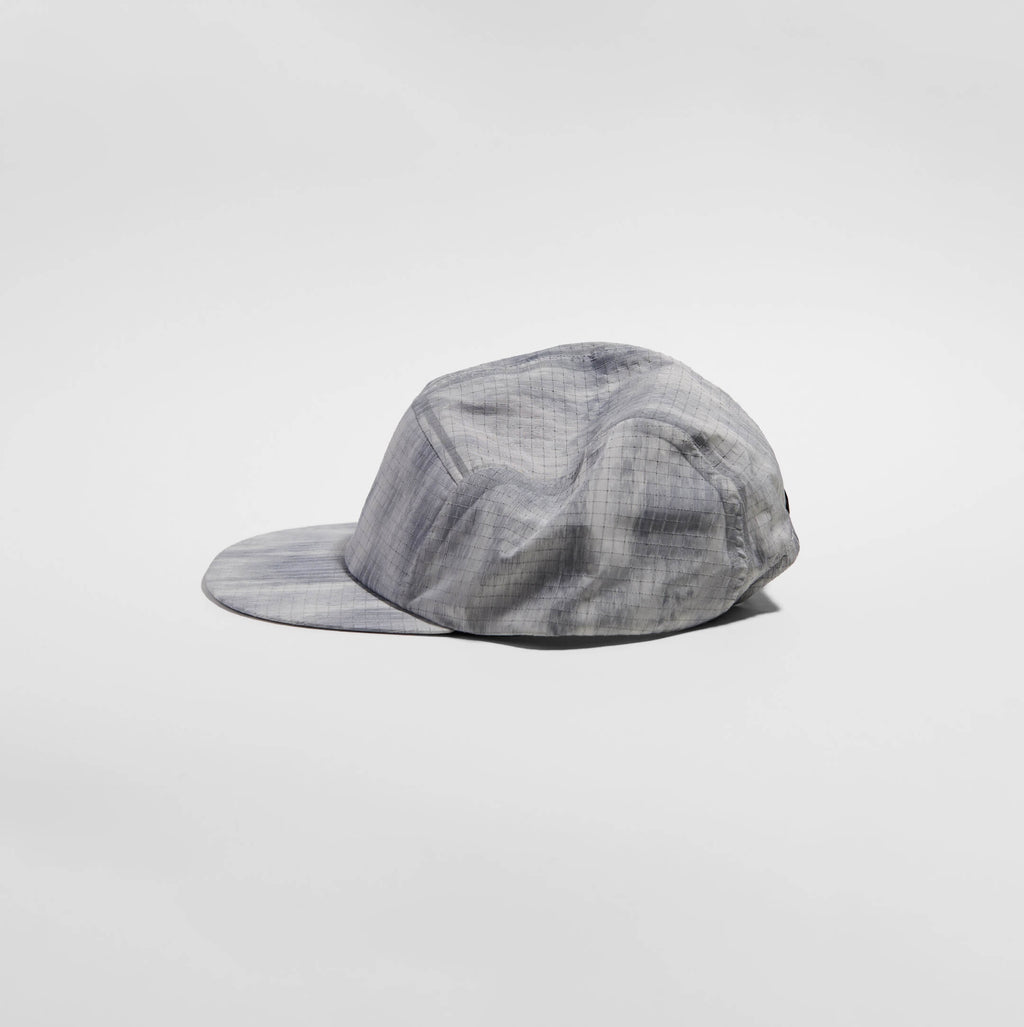 Night Club Cap 2.0 - Light Grey / Silver — VÅGA running cap — back view (2)