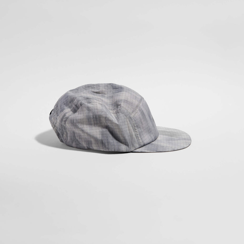 Night Club Cap 2.0 - Light Grey / Silver — VÅGA running cap — side view