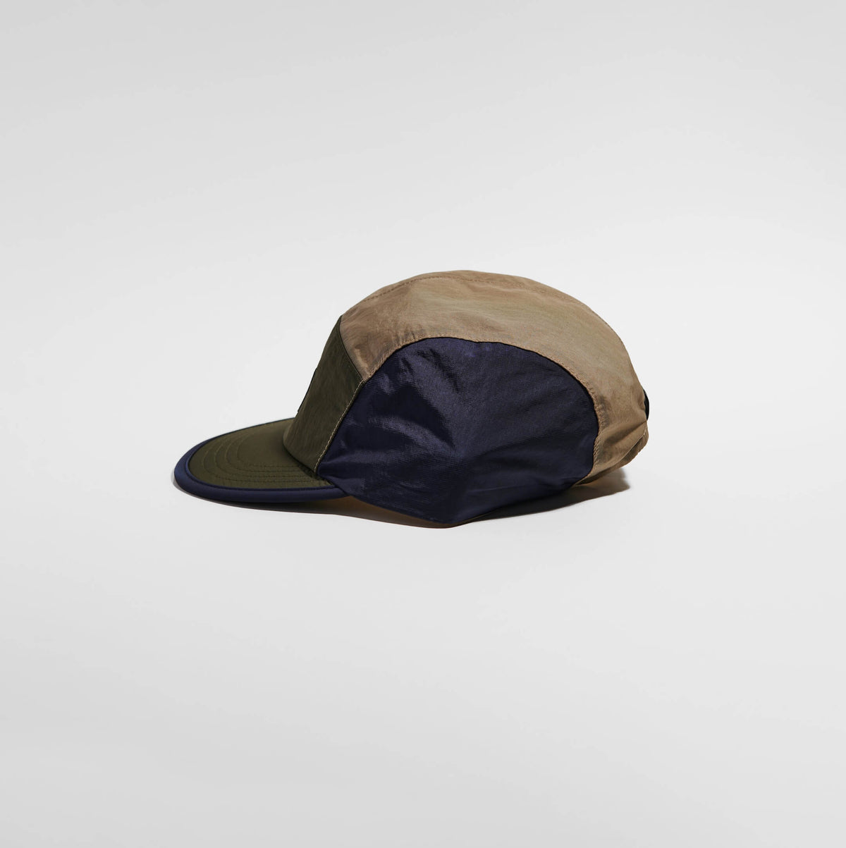 Pacer Cap - Navy Blue / Utility Green / Taupe — VÅGA running cap — side