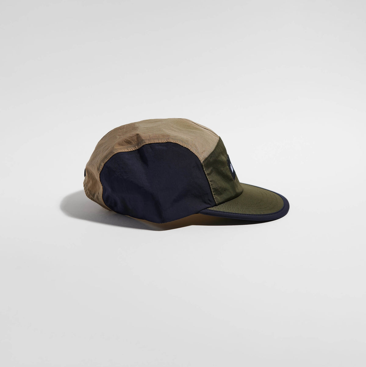 Pacer Cap - Navy Blue / Utility Green / Taupe — VÅGA running cap — side